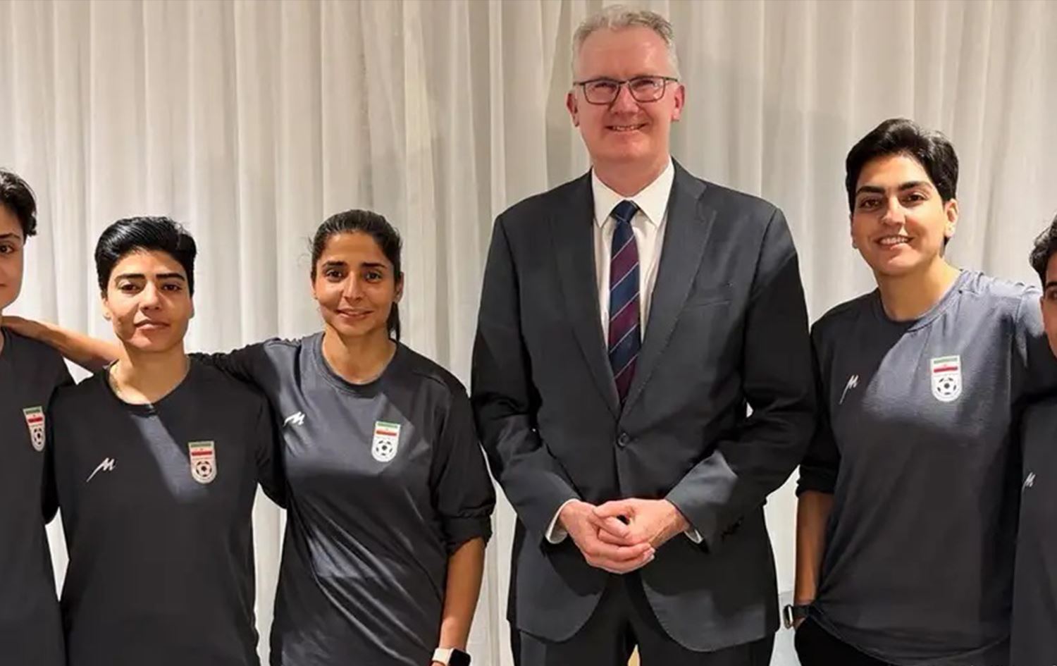 وزير الهجرة الأسترالي مع اللاعبات الإيرانيات