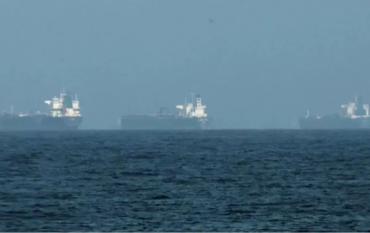 أكثر من 60 سفينة عالقة في مضيق هرمز