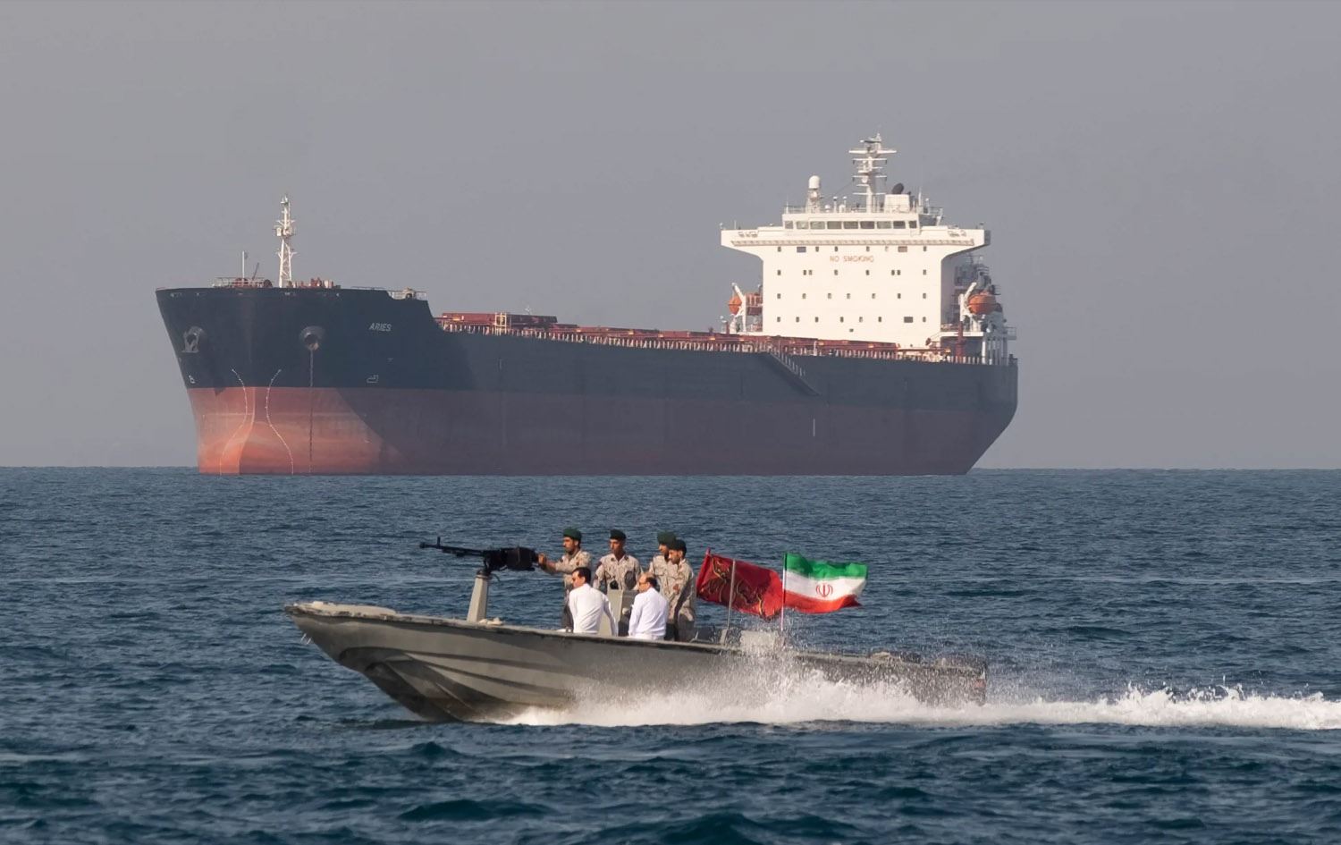 بەلەمێکی هێزی دەریایی ئێران لە تەنگەی هورمز بەلای کەشتییەکدا تێدەپەڕێ. وێنە: ئەرشیڤ