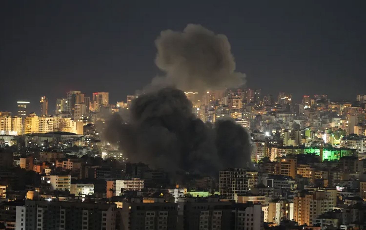 بەرزبوونەوەی دووکەڵ لە ناوچەیەکی بەیرووت دوای بۆردوومانکردنی لەلایەن ئیسرائیلەوە. وێنە: Hassan Ammar/AP