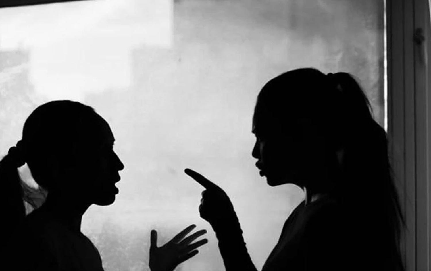 دوو کچ دەمەقاڵێ دەکەن کە ئاماژەیەکە بۆ کێشەی کۆمەڵایەتی.