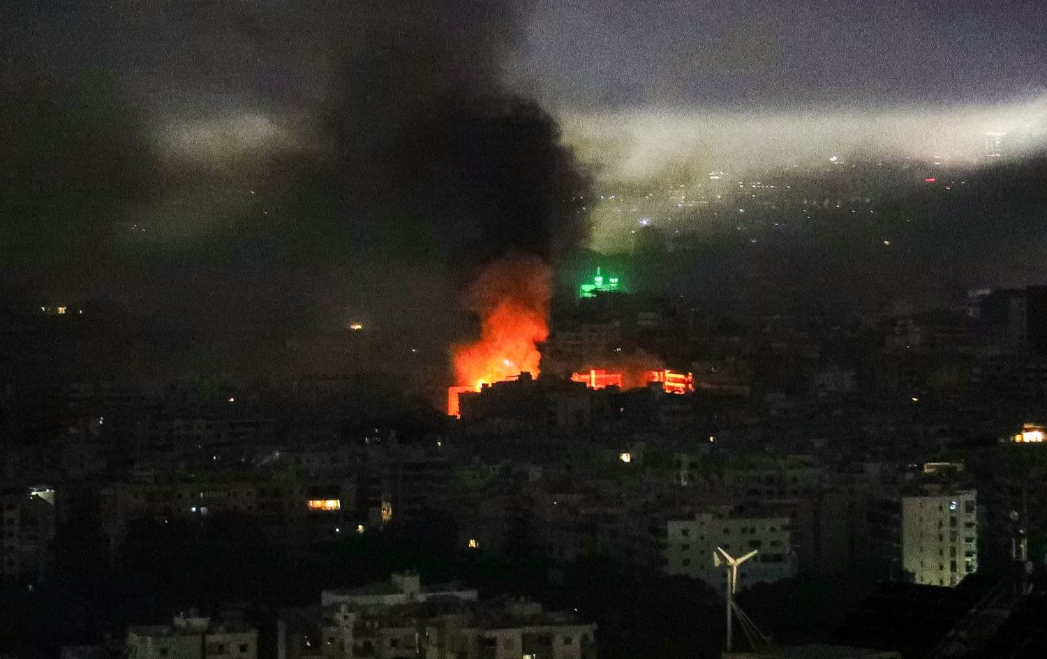 تصاعد الدخان من موقع غارة جوية إسرائيلية استهدفت منطقة في الضواحي الجنوبية لبيروت - AFP