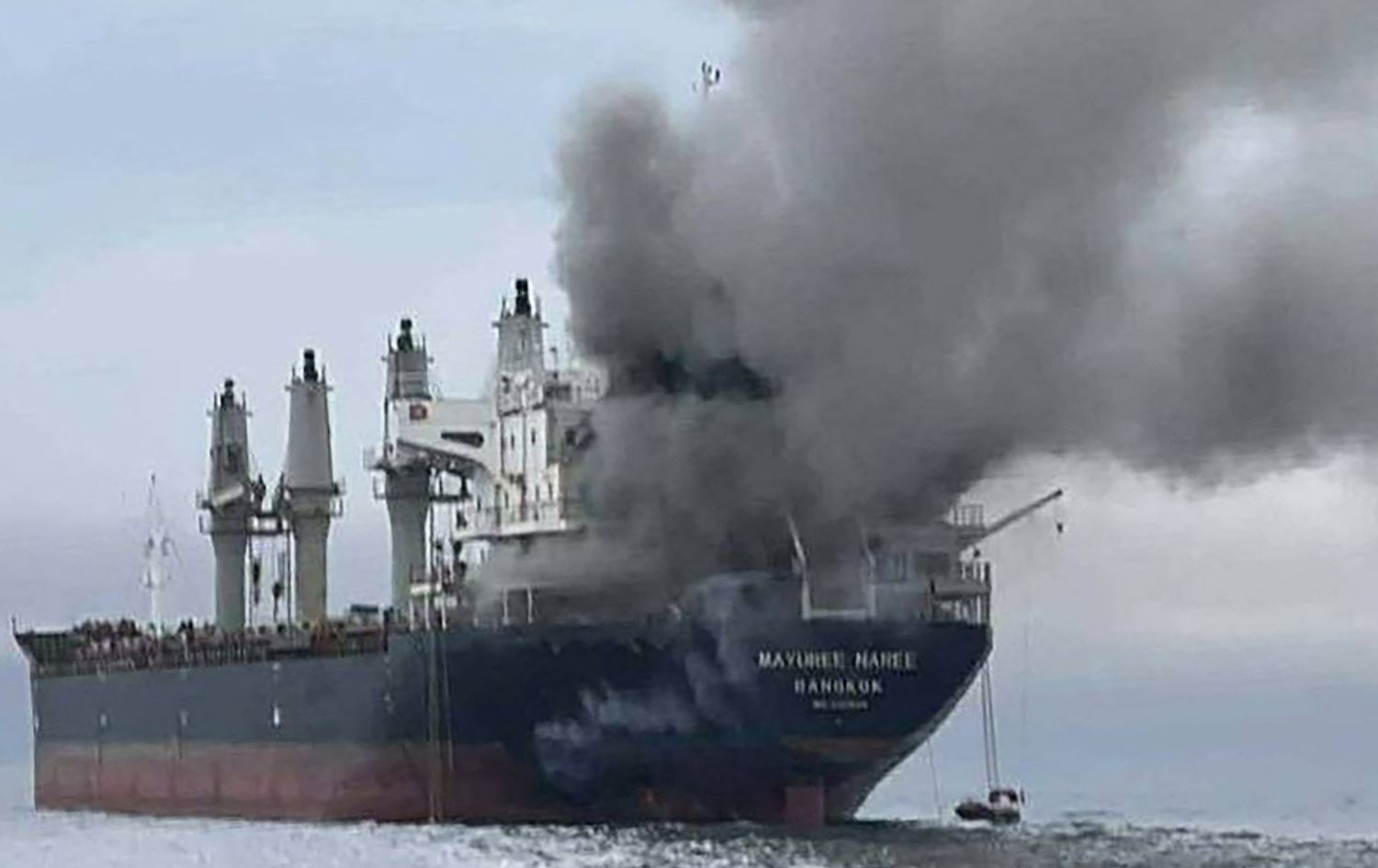صورة نشرتها البحرية التايلاندية تُظهر تصاعد الدخان من سفينة الشحن "Mayuree Naree" قرب مضيق هرمز