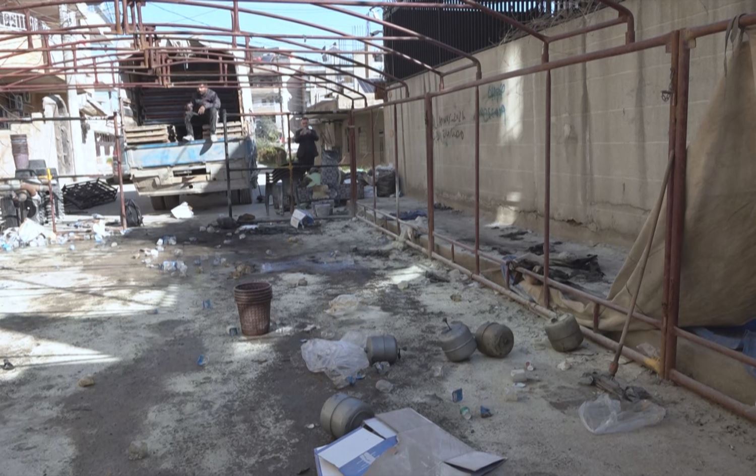 بقايا خمية عزاء الشاب علاء أمين بعد حرقها