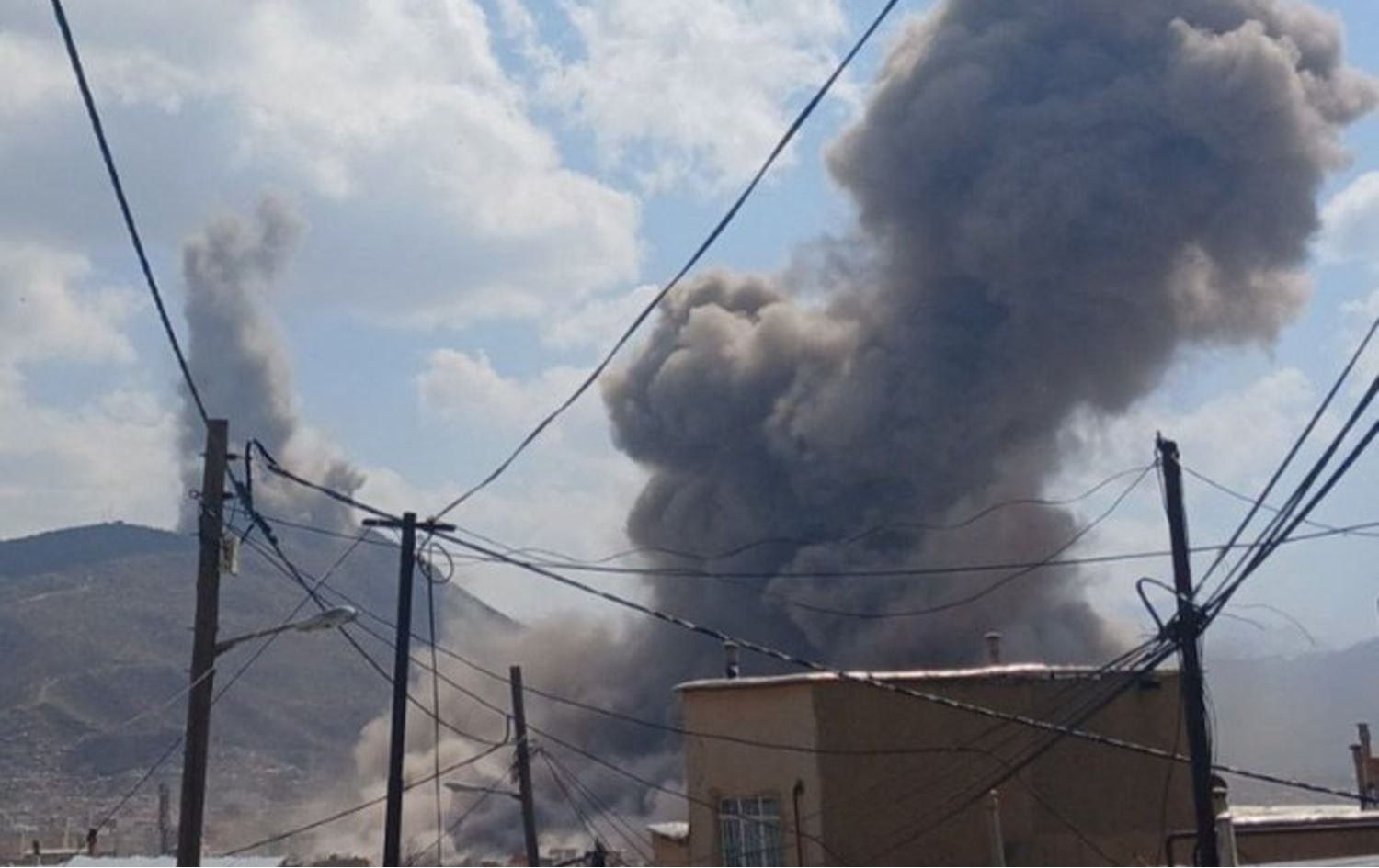 تصاعد الدخان بعد استهداف موقع في مريوان