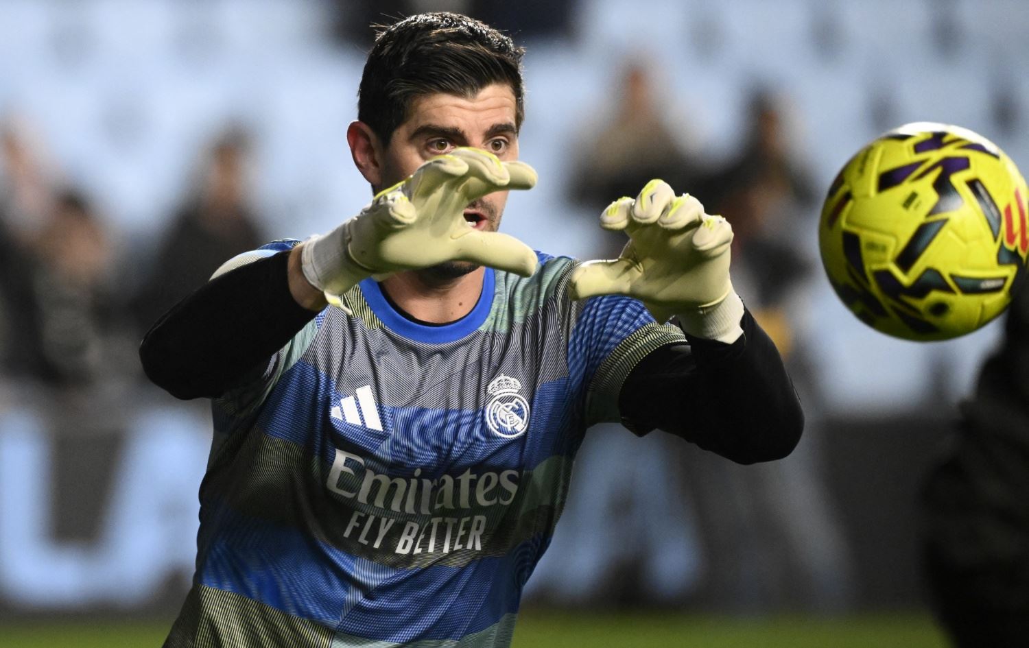 تيبو كورتوا يقوم بتمارين الإحماء-AFP