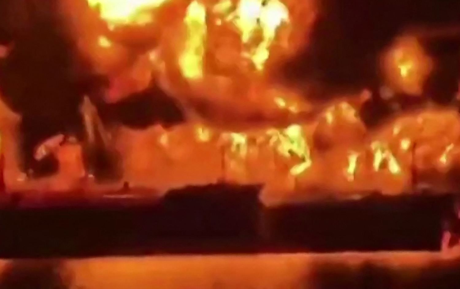 اندلاع النيران في إحدى الناقلتين 