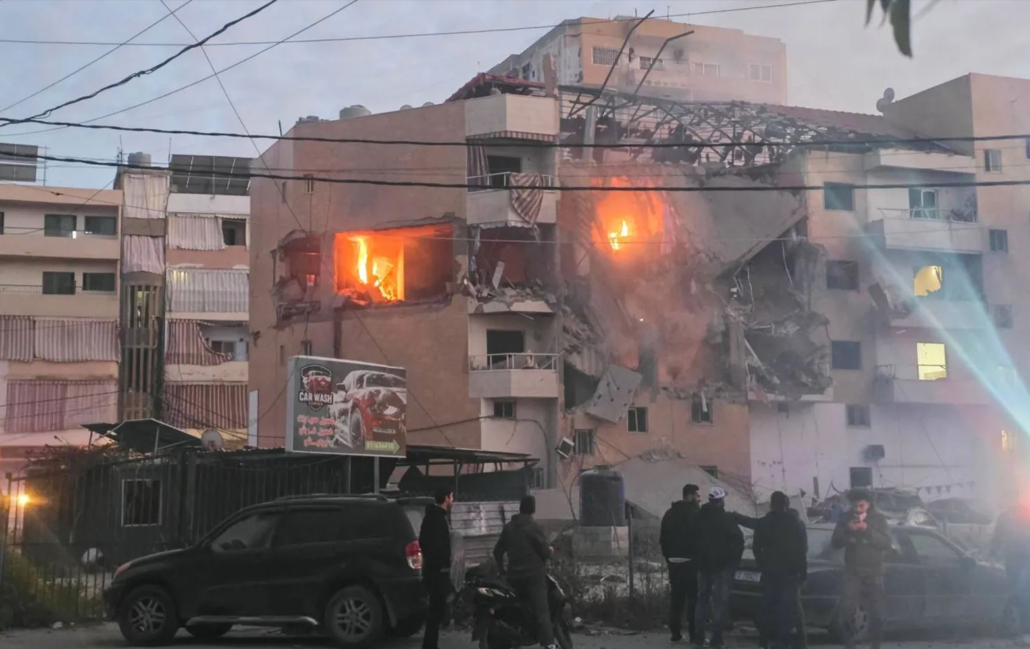 مبنى استهدفته غارة إسرائيلية في مدينة صور الساحلية جنوب لبنان - AFP