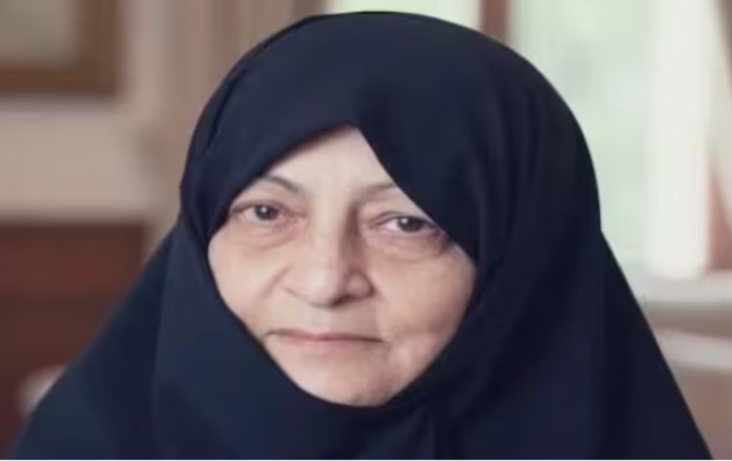 ئاژانسی هەواڵی فارس دەڵێ هاوژینی عەلی خامنەیی زیندووە