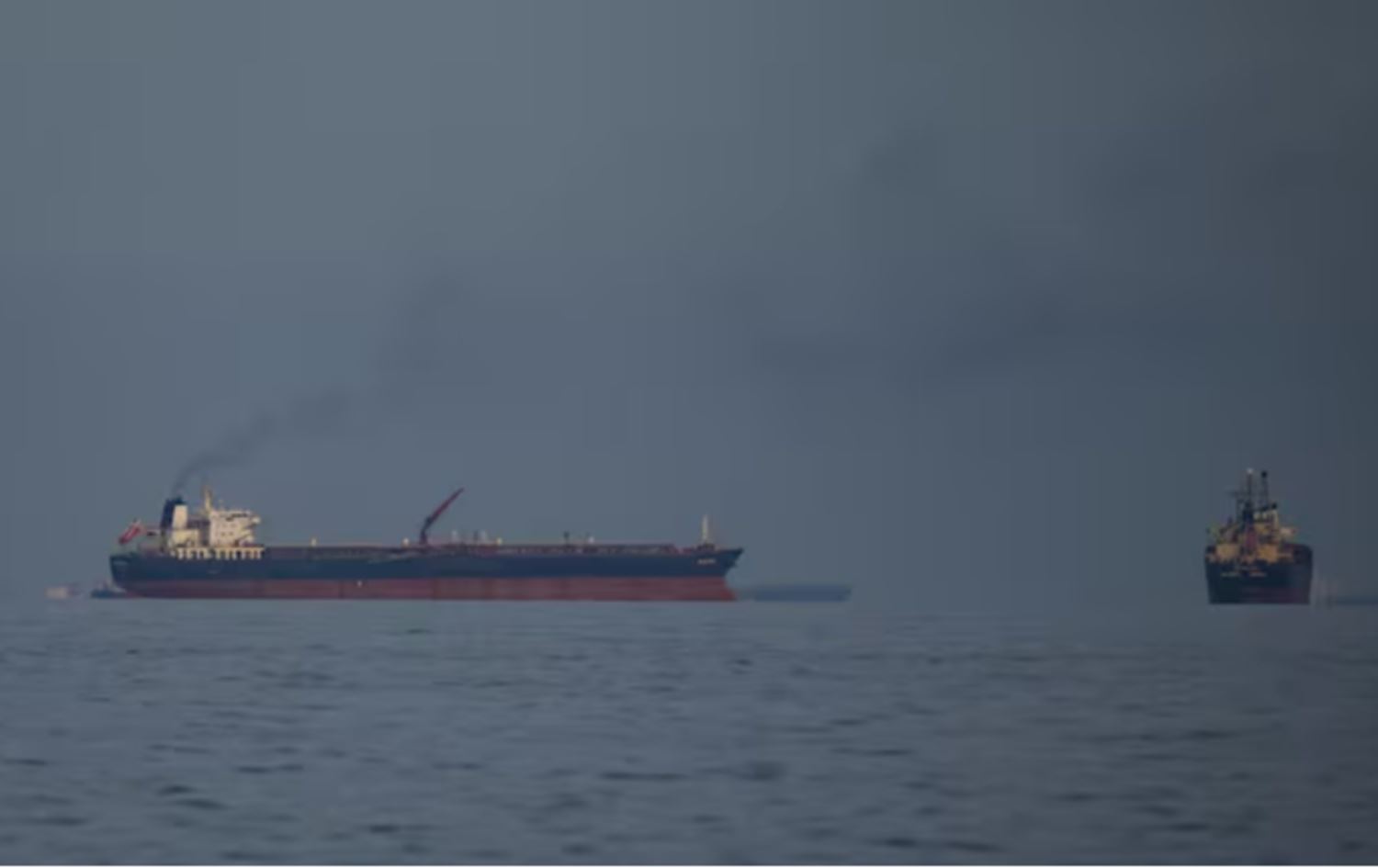 تەنگەی هورمز؛ لە دوو هەفتەدا لانیکەم 16 کەشتی هێرشیان کراوەتەسەر