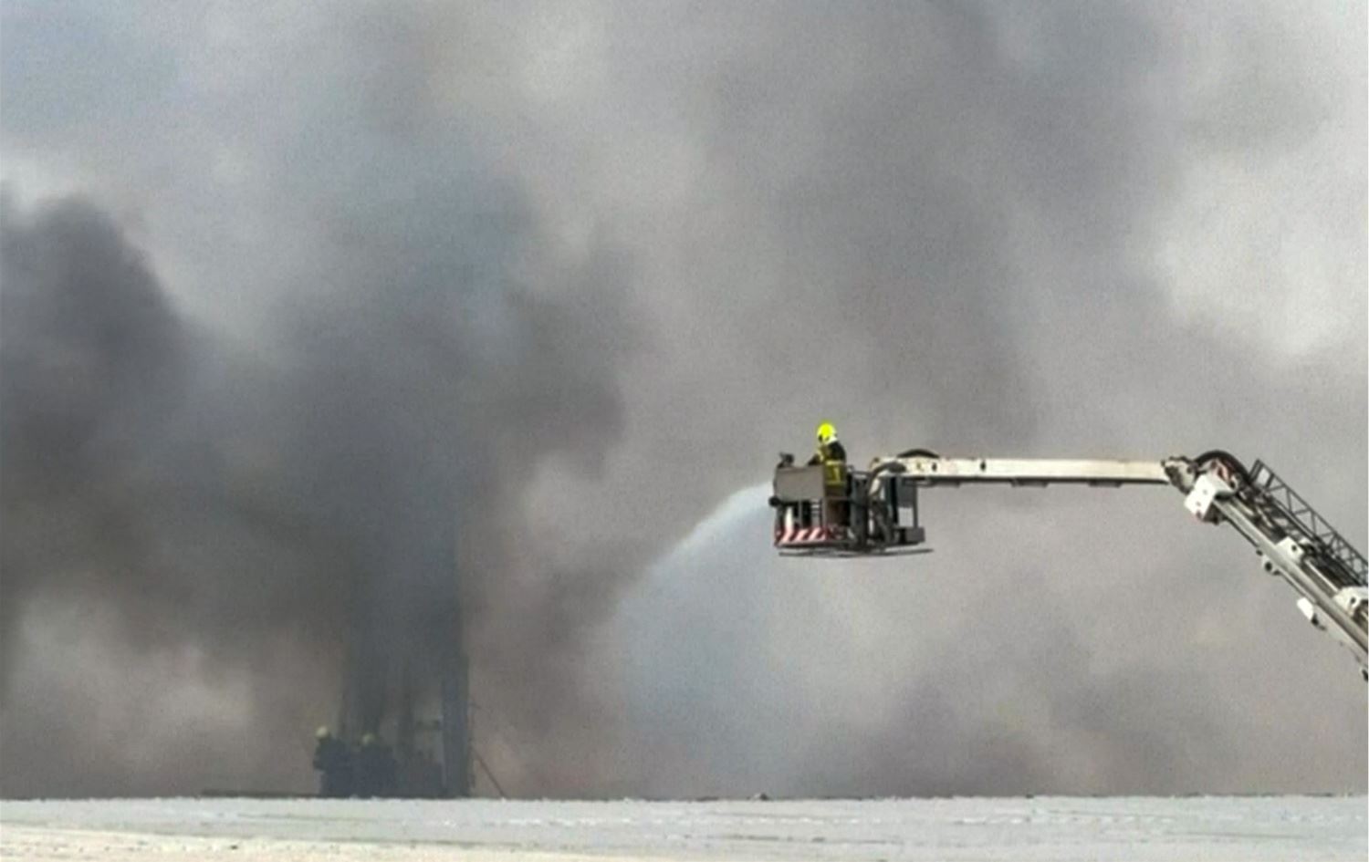 تیمەکانی ئاگر کوژێنەوە لە دووبەی سەرقاڵی کوژاندنەوەی ئاگرەکەن. وێنە: AP