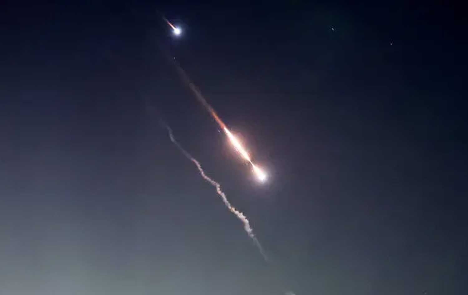 چەند مووشەکێکی ئێرانی لە ئاسمان؛ وێنەکە بۆ روونکردنەوەی هەواڵەکەیە