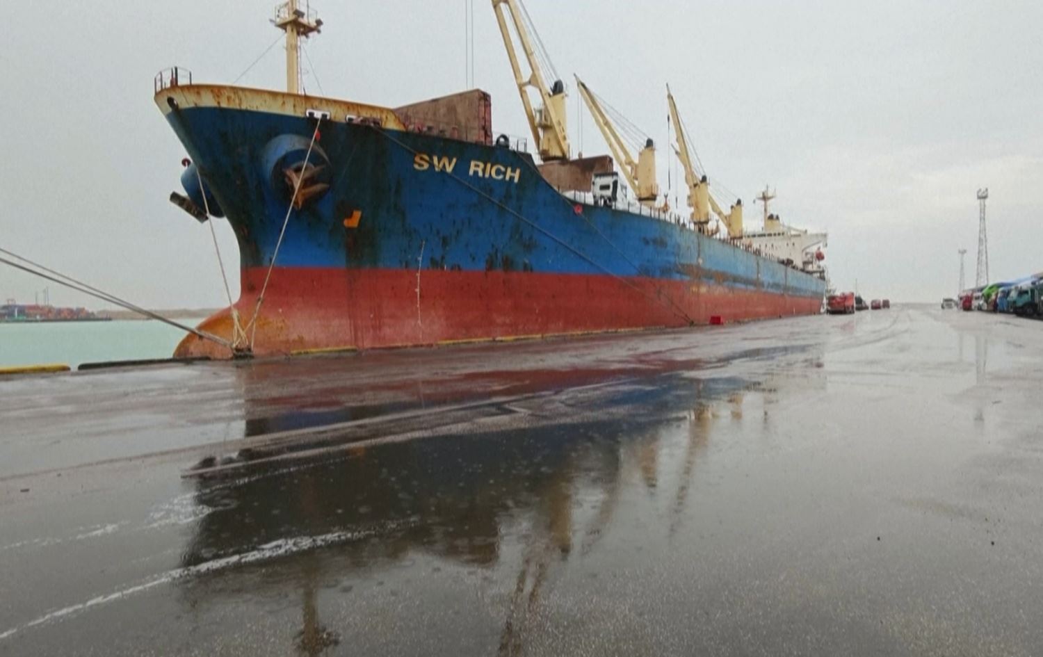 سفينة ترسو على ميناء أم قصر في البصرة 