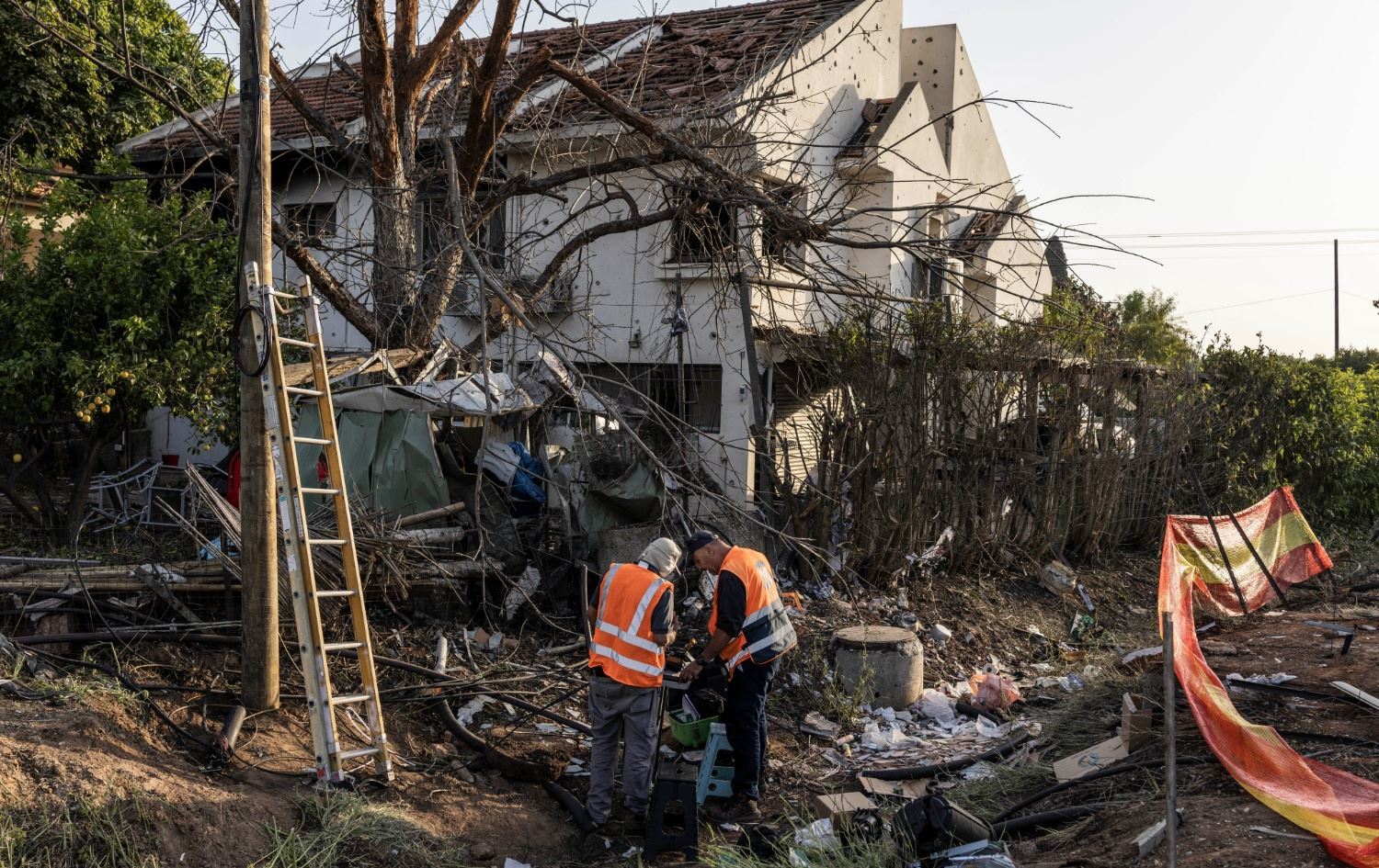 مدينة كفار يونا في إسرائيل عقب تعرضه لقصف - AFP