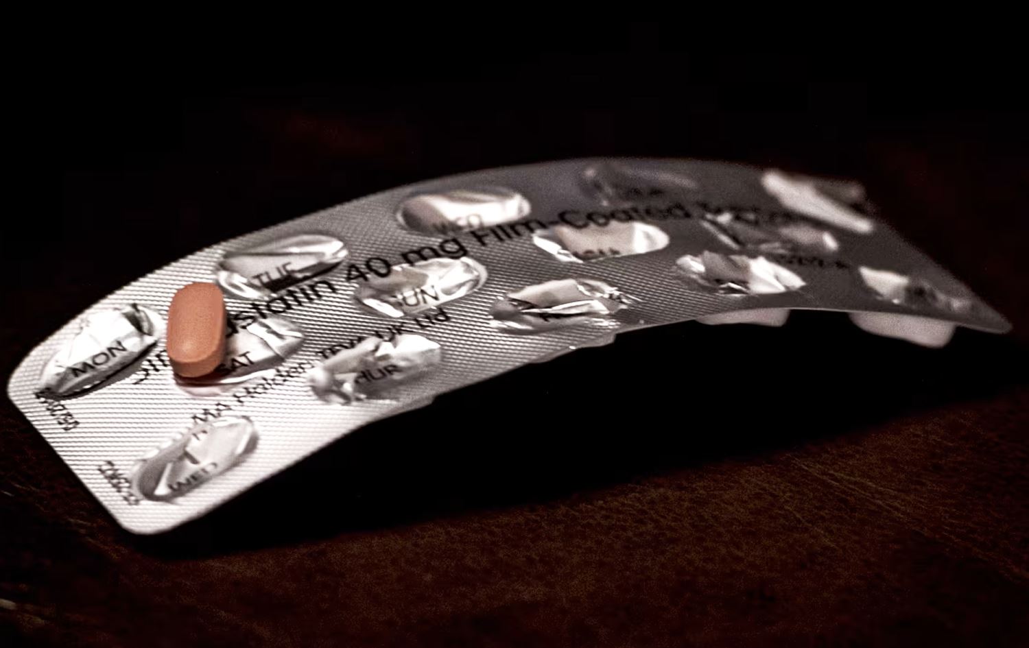 حەبێکی ستاتین کە بۆ کەمکردنەوەی چەوریی خوێنە.