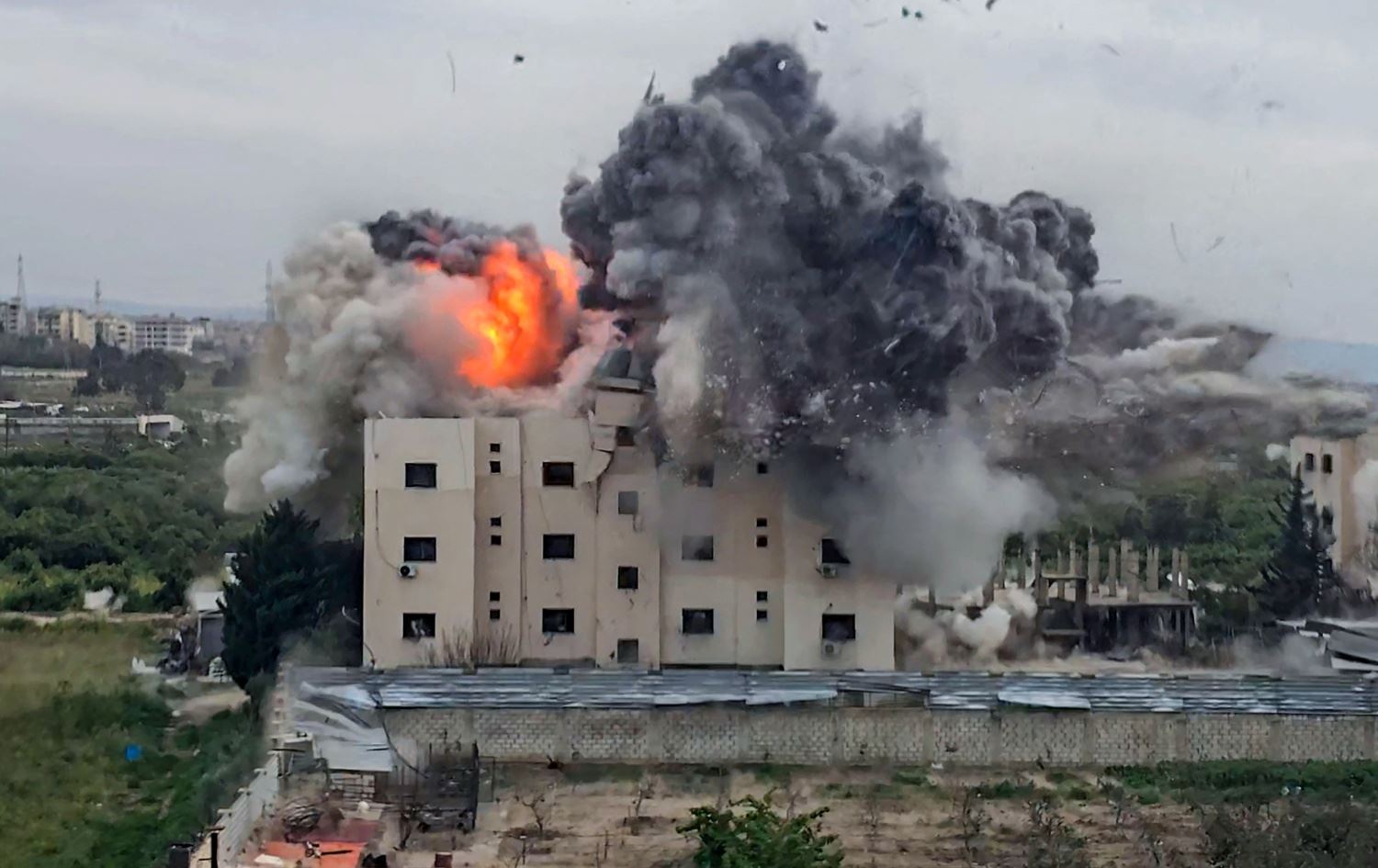 بۆردوومانێکی سوپای ئیسرائیل بۆسەر باڵەخانەیەک لە باشووری لوبنان. وێنە: AFP