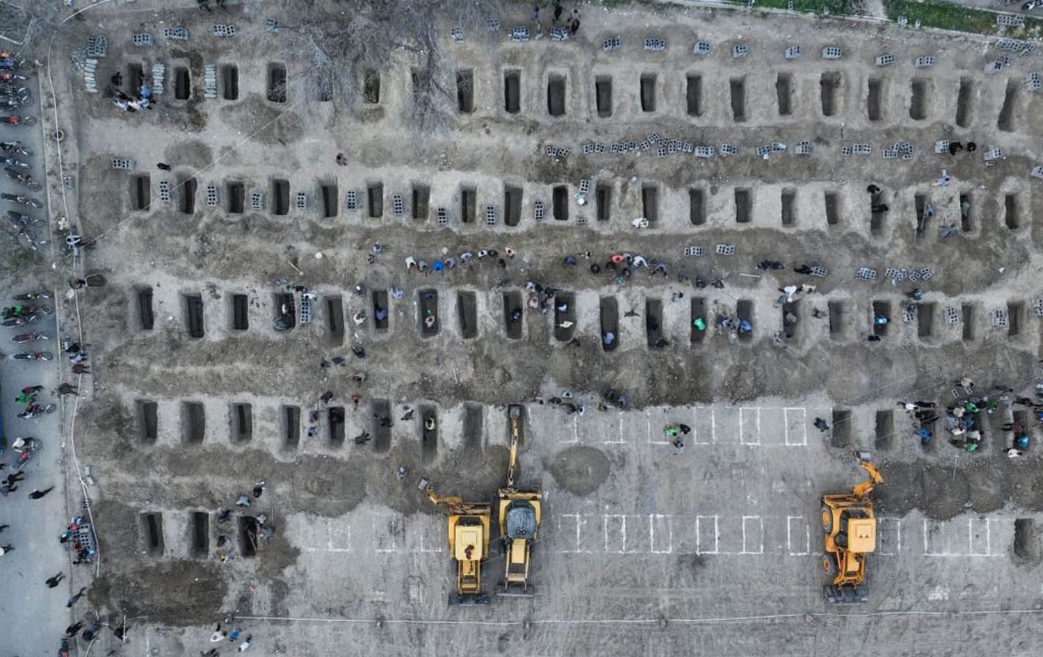 دیمەنی گۆڕی ئامادەکراو بۆ ئەو قوتابییانەی لە قوتابخانەکەی میناب لە ئێران لە بۆردوومانێکدا کوژران. وێنە: AFP