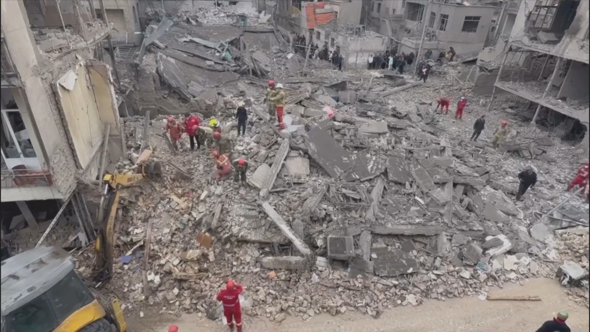 دیمەنی باڵەخانەیەک لە ئێران کە دوای هێرشێکی ئەمریکا/ئیسرائیل تەختی زەوی بووە