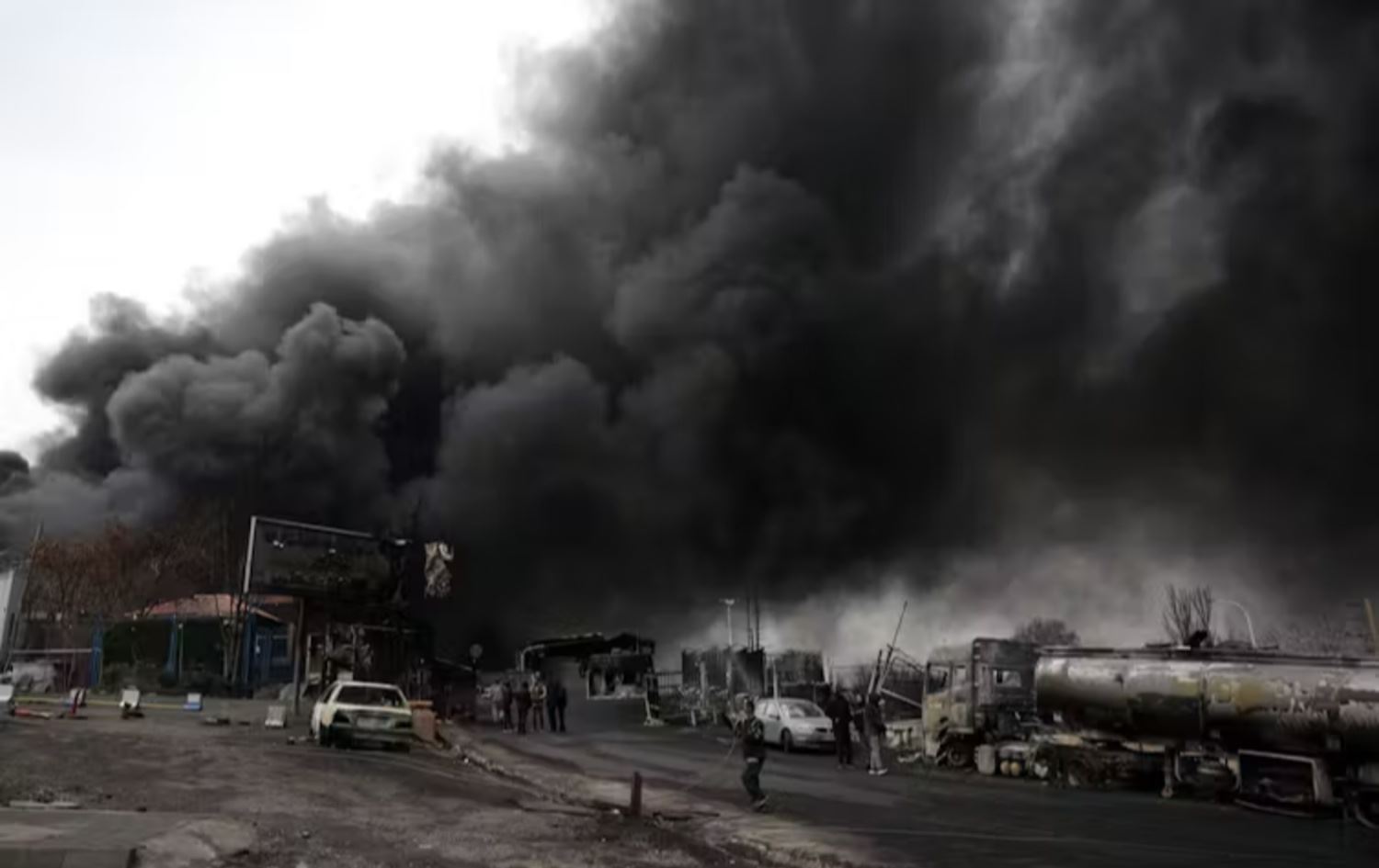 دیمەنی دوای هێرشێکی سوپای ئیسرائیل بۆسەر پاڵاوگەی نەوت لە تاران