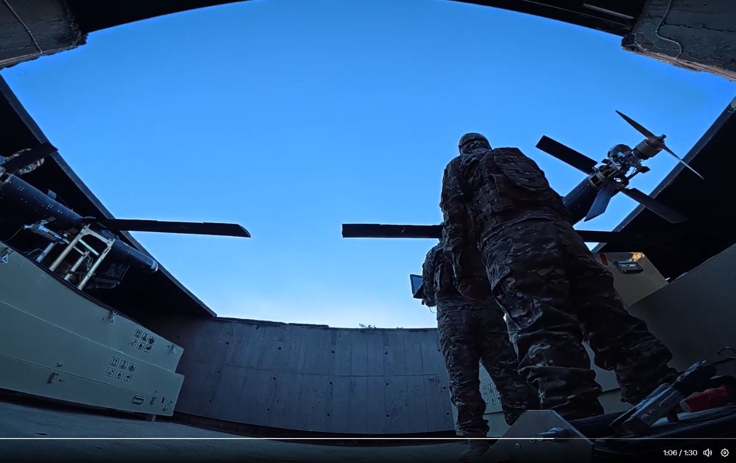 جماعة مسلحة تستعد لإطلاقة طائرة مسيّرة