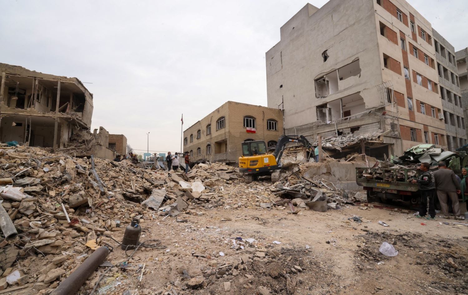 آثار القصف في أحد أحياء طهران-AFP