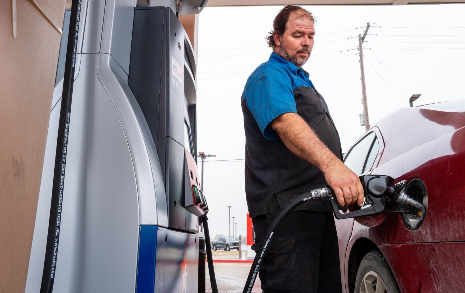 رجل يعبئ الوقود في محطة بولاية تكساس-AFP