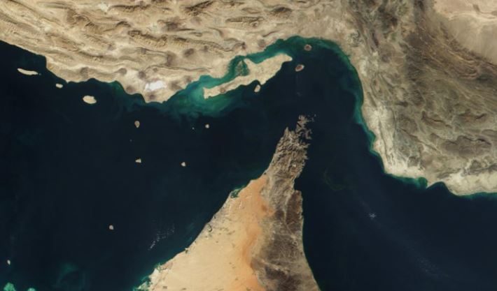 مەرجی ئێران بۆ تێپەڕبوونی کەشتییەکان بە تەنگەی هورمزدا: مامەڵە بە یەن بکەن نەک دۆلار