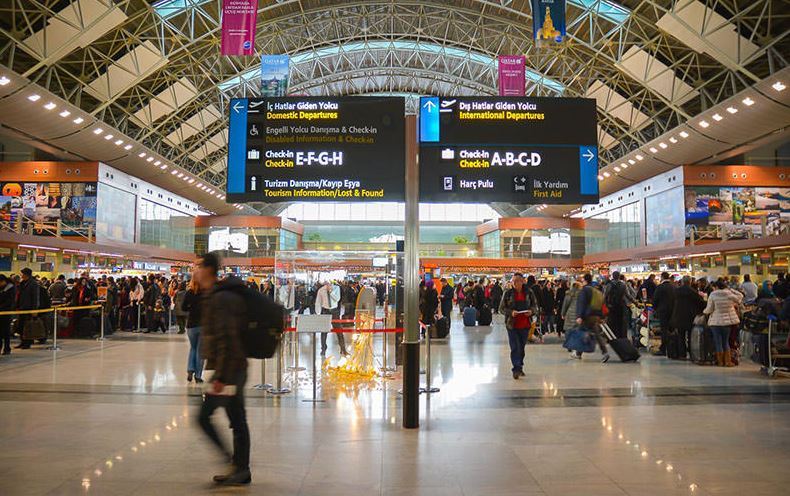 ثلاثة شبان كورد عالقون في مطار بتركيا منذ 18 يوماً