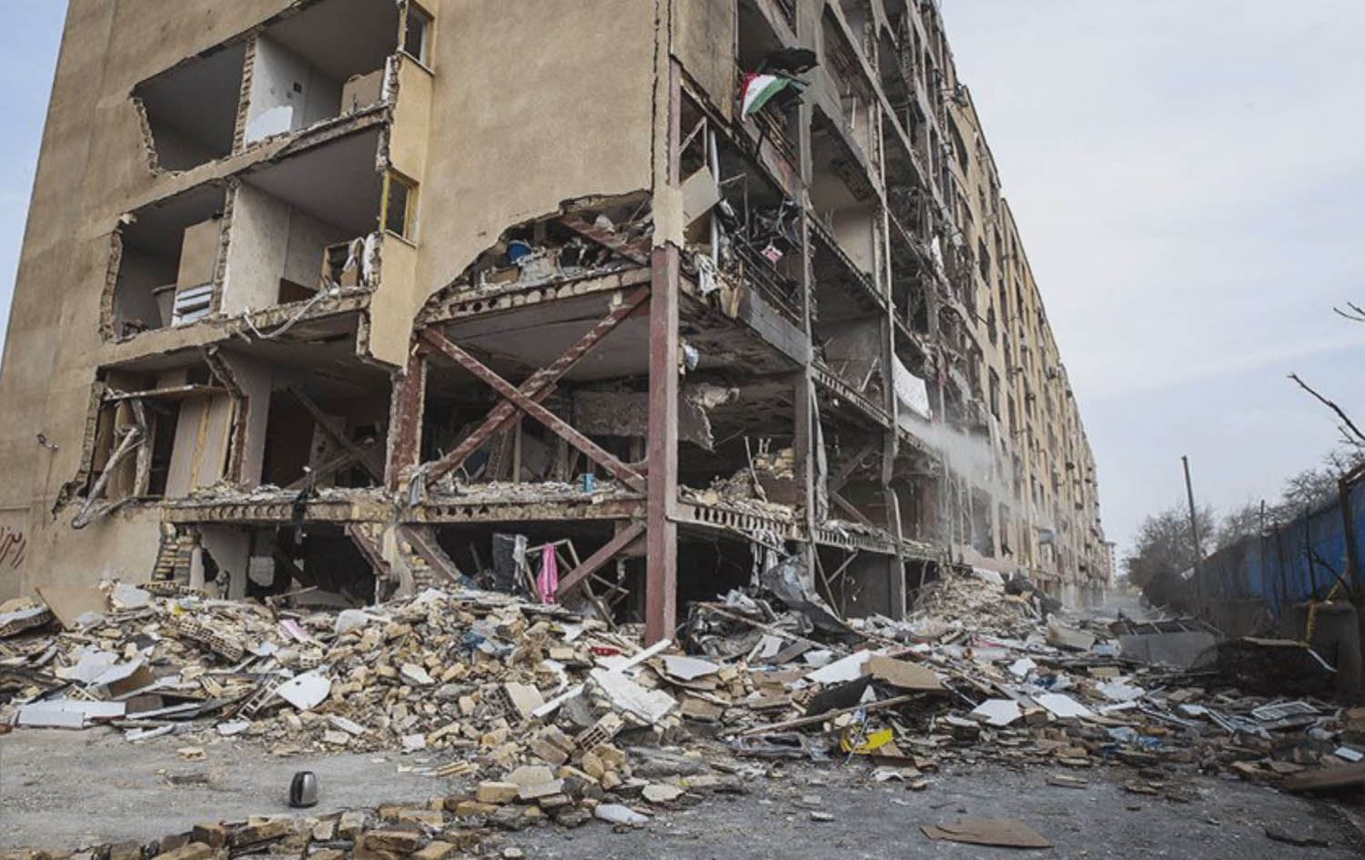 دیمەنێکی باڵەخانە وێرانکراوەکە