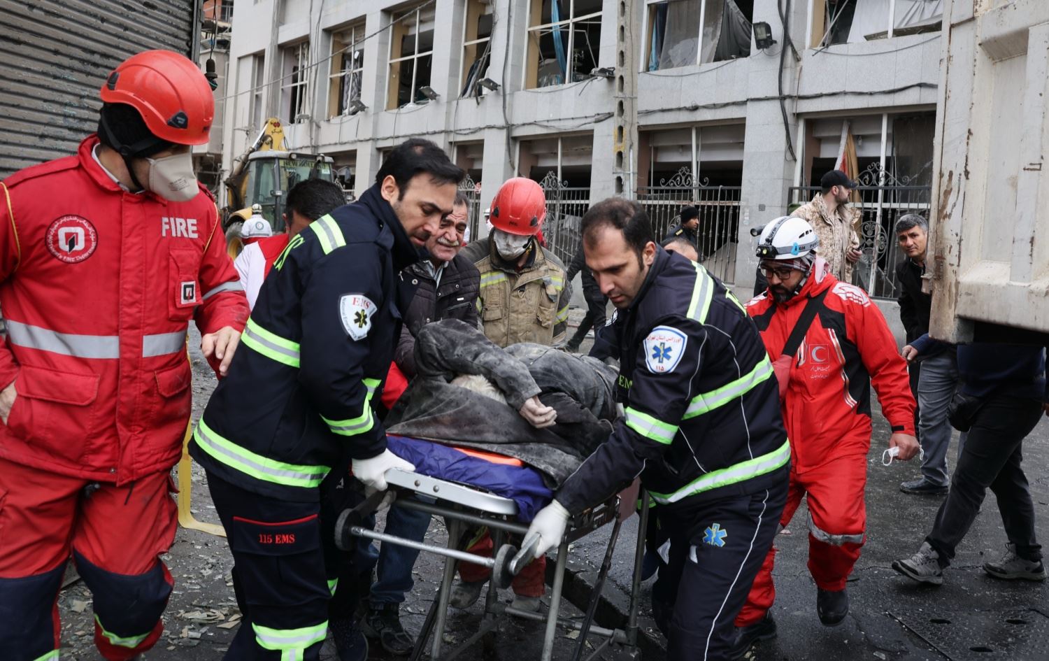 ژمارەیەک کارمەندی فریاکەوتن سەرقاڵی گواستنەوەی بریندارن. وێنە: AP