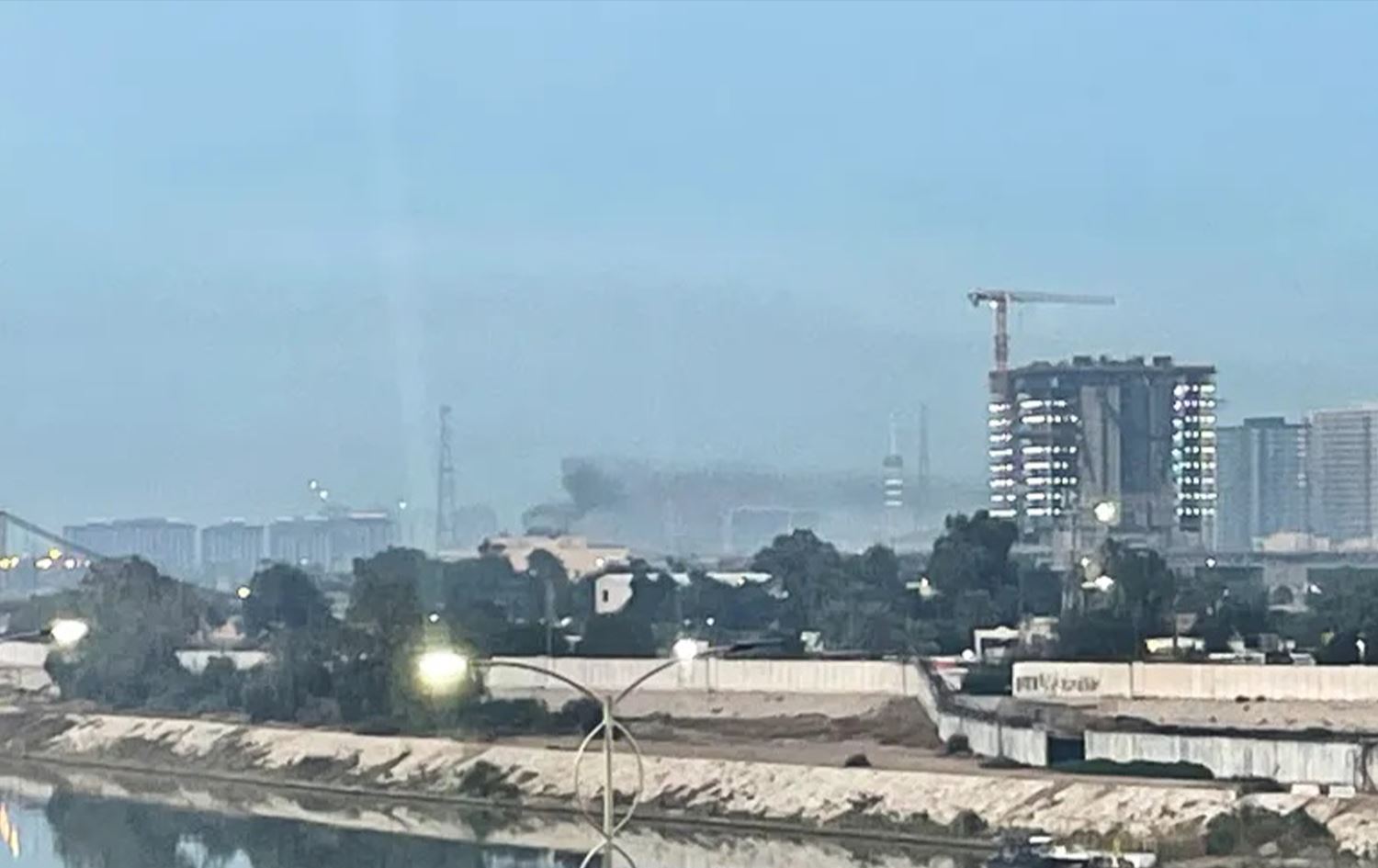 الدخان يتصاعد من السفارة الأميركية في بغداد - AFP