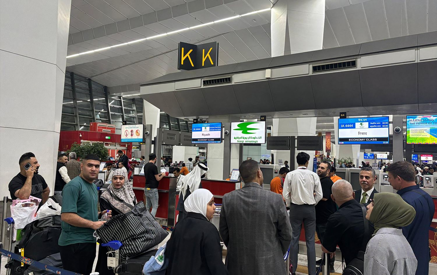 عراقيون يستعدون للانطلاق على متن طائرة الخطوط الجوية العراقية