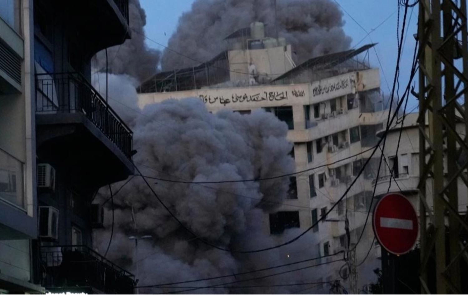 انهيار مبنى في الباشورة في لبنان