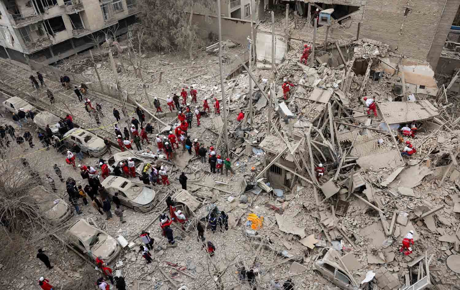 تیمەکانی بەهاناوەچوون لە شوێنێکی بۆردوومانکراو لە تاران بەدوای قوربانییاندا دەگەڕێن. وێنە: Reuters