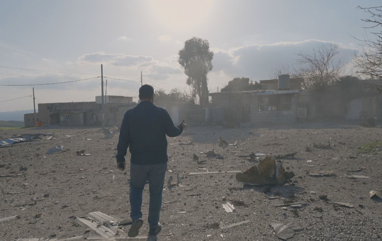 آثار القصف في إحدى المناطق