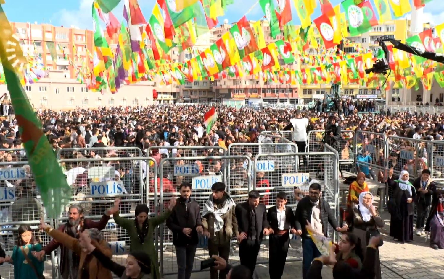 بە بەشداریی هەزاران کەس ئاهەنگی نەورۆز لە قۆسەری مێردین بەڕێوەچوو