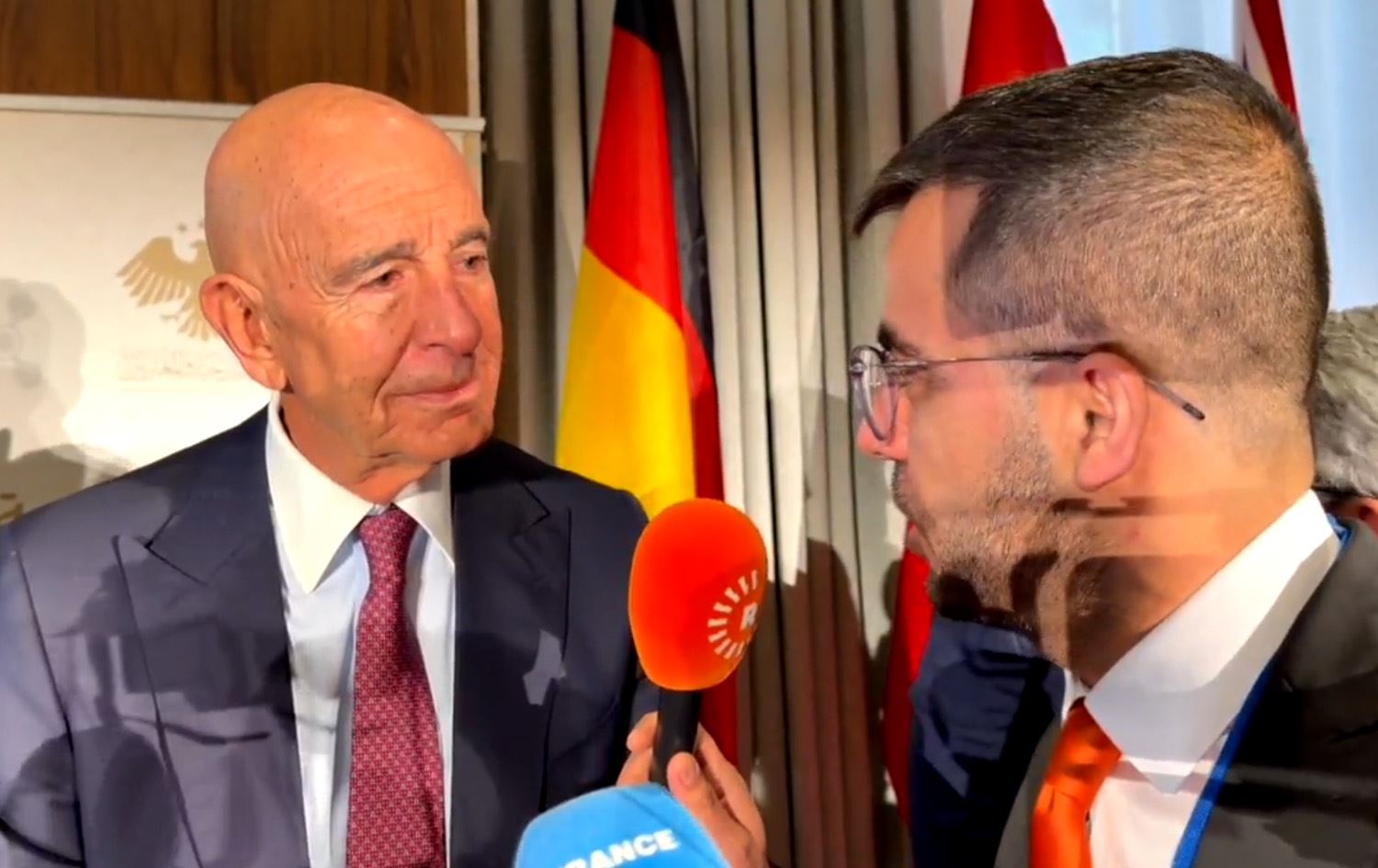 تۆم باراک، نێردەی ئەمریکا بۆ رۆژهەڵاتی نێوەڕاست لە کاتی قسەکردن بۆ نامۆ عەبدوڵڵا، پەیامنێری رووداو