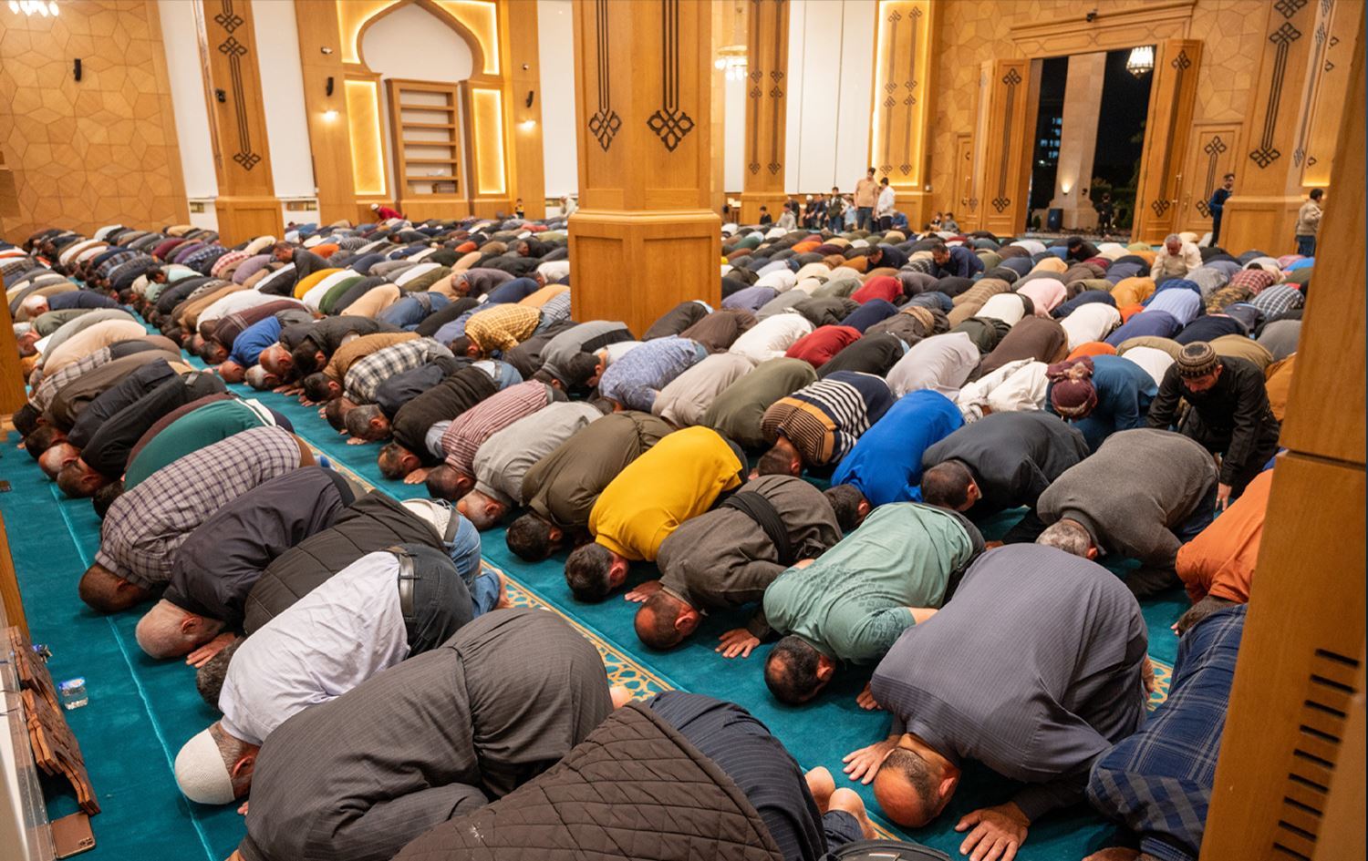 نوێژی بەکۆمەڵ لە هەولێر؛ وێنە: بڵند تاهیر - رووداو