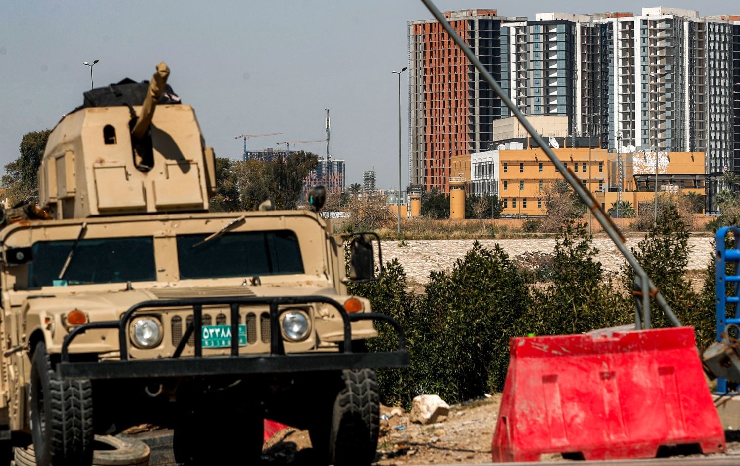 آلية تابعة للجيش العراقي قرب ضفاف نهر دجلة-AFP