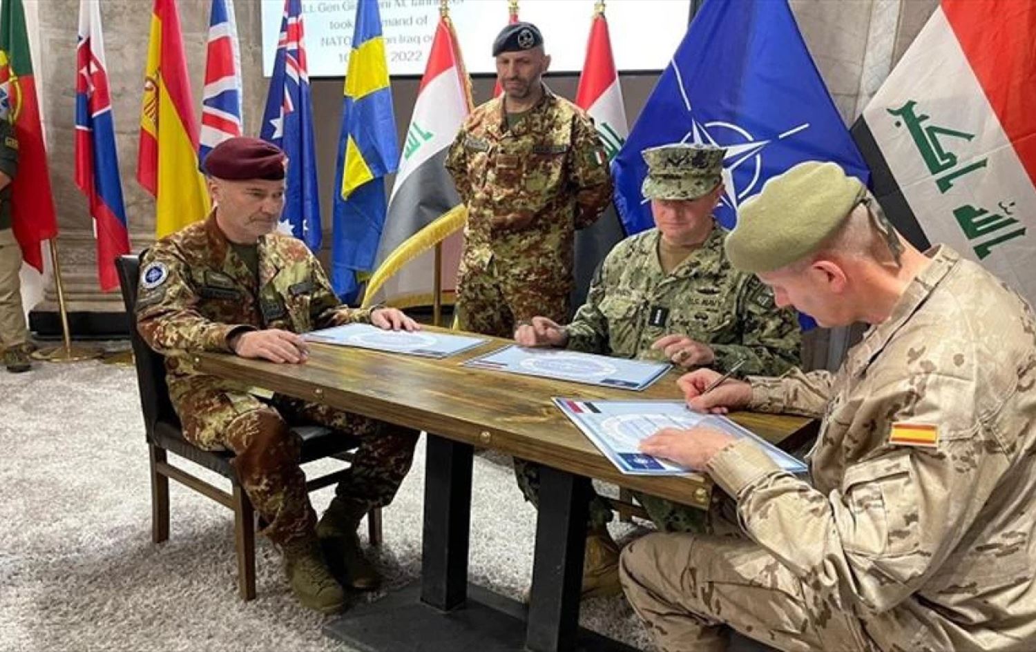 أعضاء من بعثة الناتو في العراق
