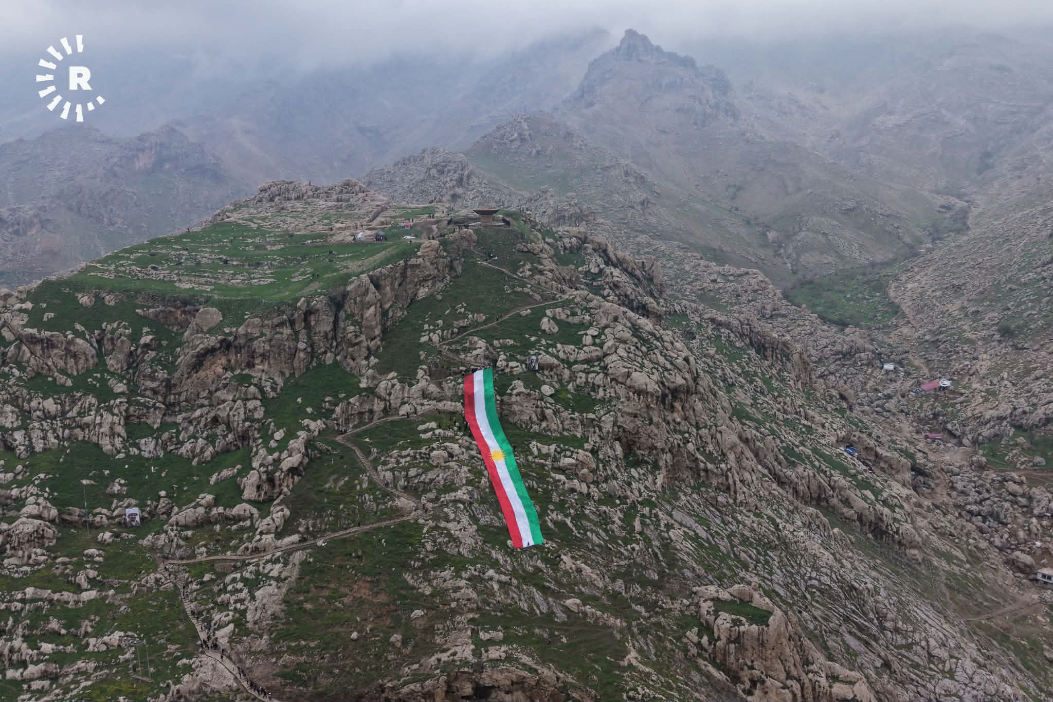 وەکو ئامادەکاری ئاڵای کوردستان دەبرێتە سەر چیای کەلێ بۆ ئێوارەی نەورۆز. وێنە: بڵند تاهیر - رووداو