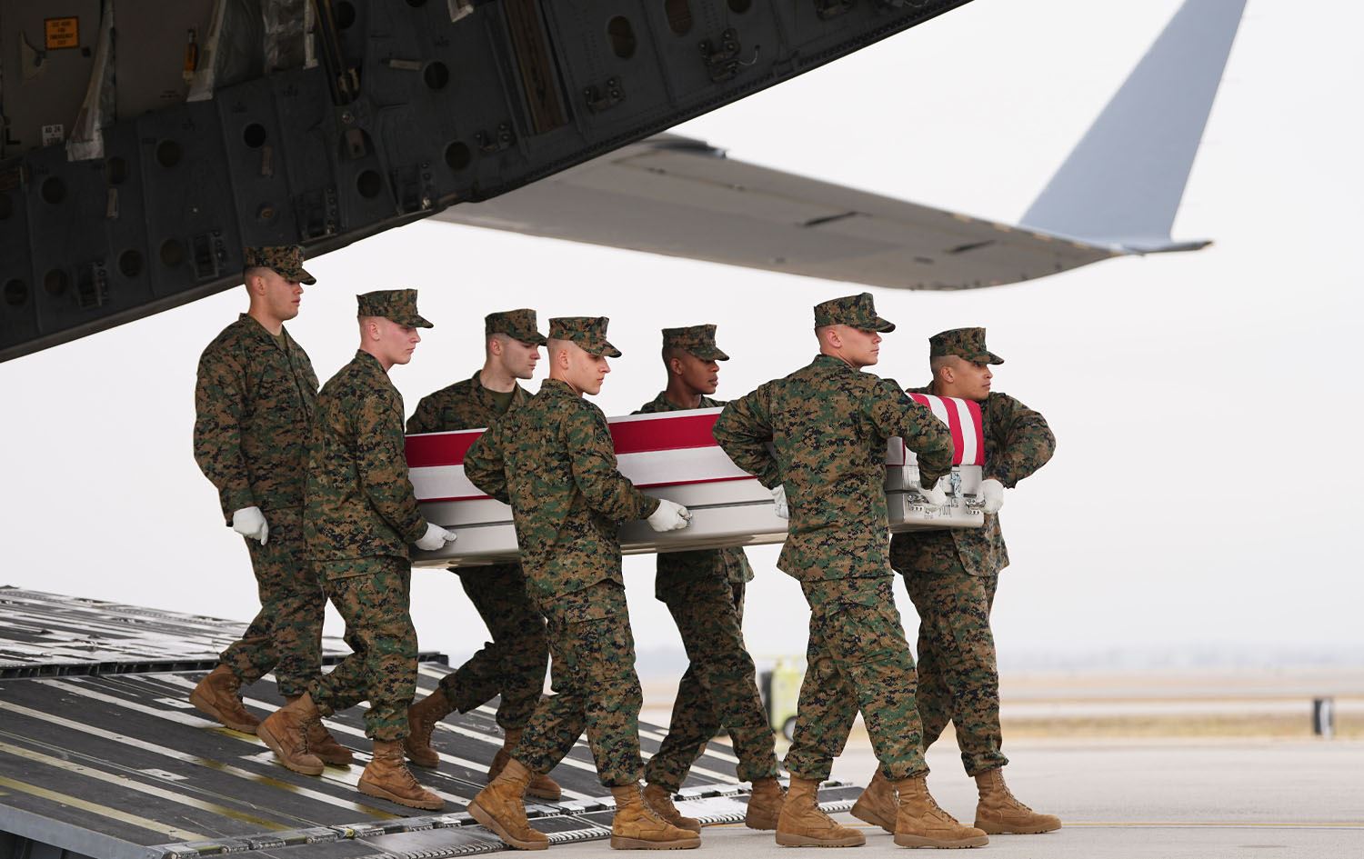 دیمەنی گەڕاندنەوەی تەرمی سەربازێکی ئەمریکی کە لە جەنگی ئێران کوژراوە. وێنە: AP /Matt Rourke