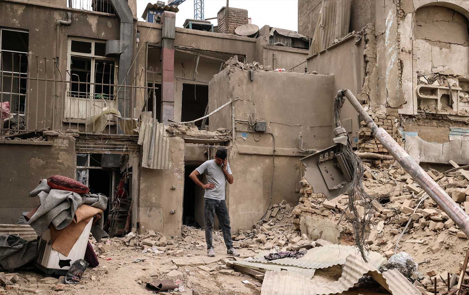 دیمەنی باڵەخانەیەکی تاران لەدوای بۆردوومانێک؛ وێنە: AFP