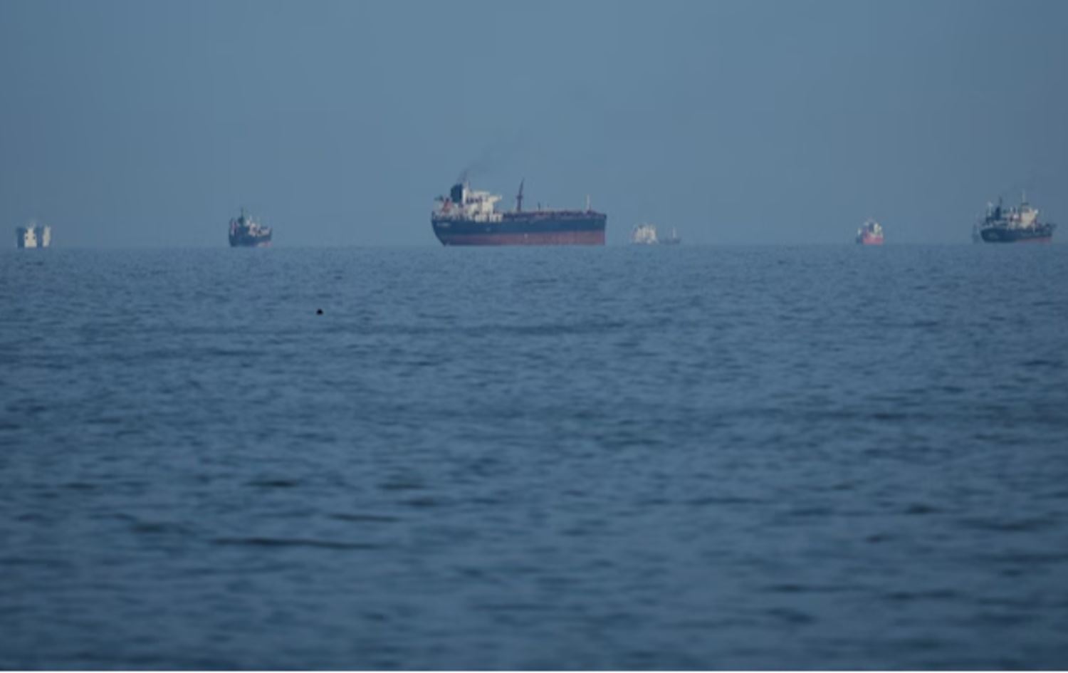 ژمارەیەک کەشتی نەوت هەڵگر لە تەنگەی هورمز