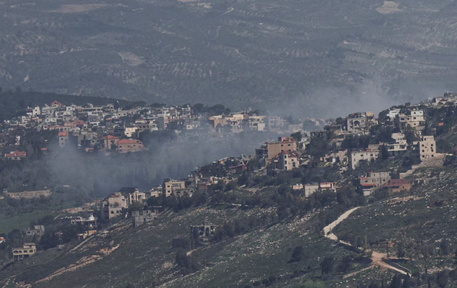 دووکەڵ لە گوندێکی لوبنان نزیک سنووری ئیسرائیل بەرز دەبێتەوە. وێنە: رۆیتەرز