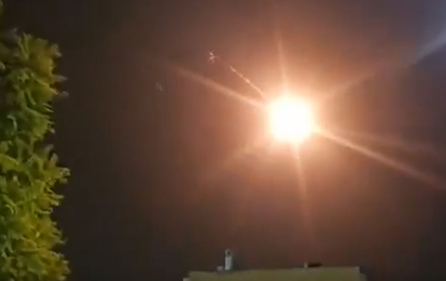 كرة نارية في السماء تسبق انفجاراً