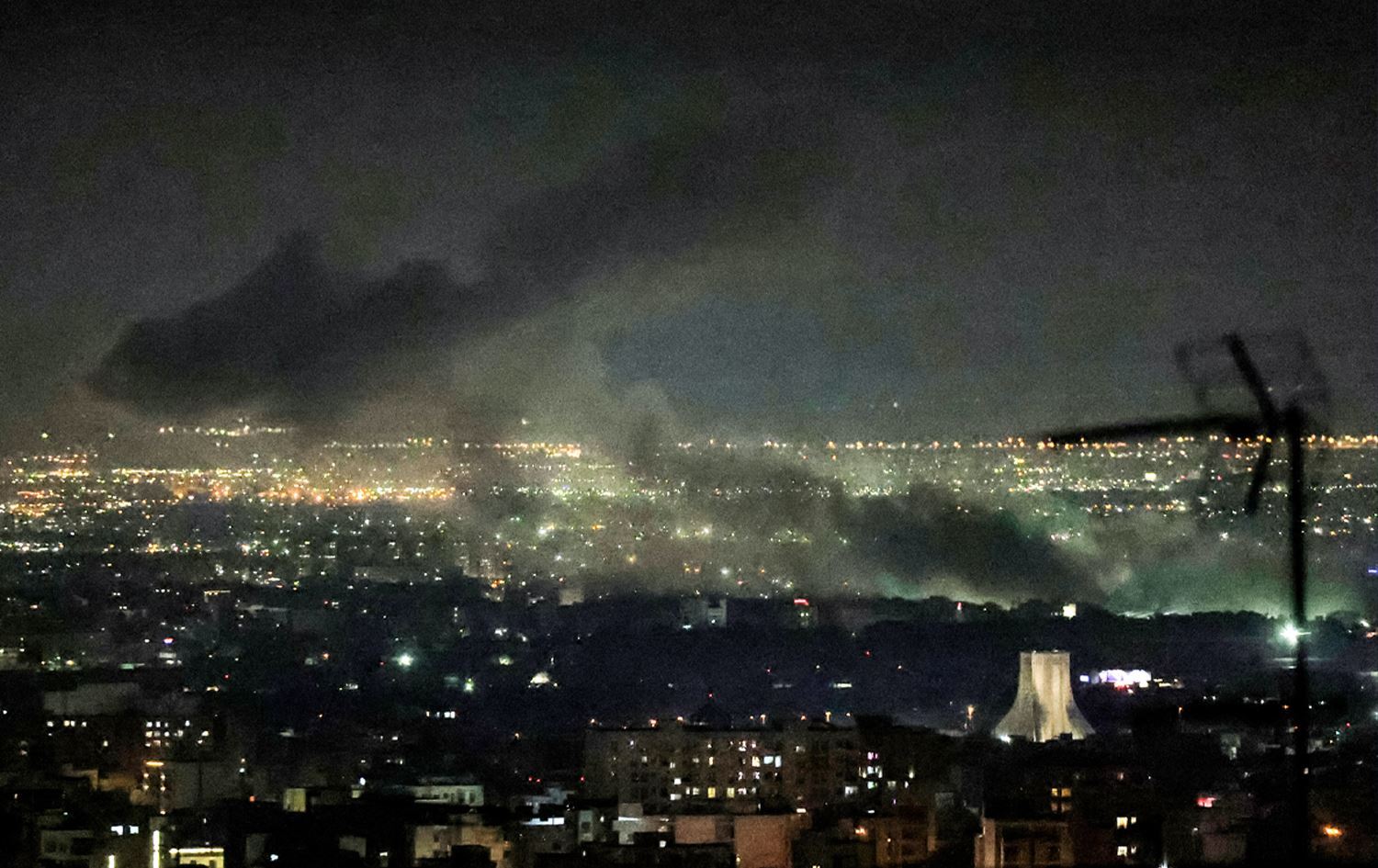 بەرزبوونەوەی دووکەڵ لە ناوچەیەکی تاران دوای بۆردوومانێک. وێنە: AFP