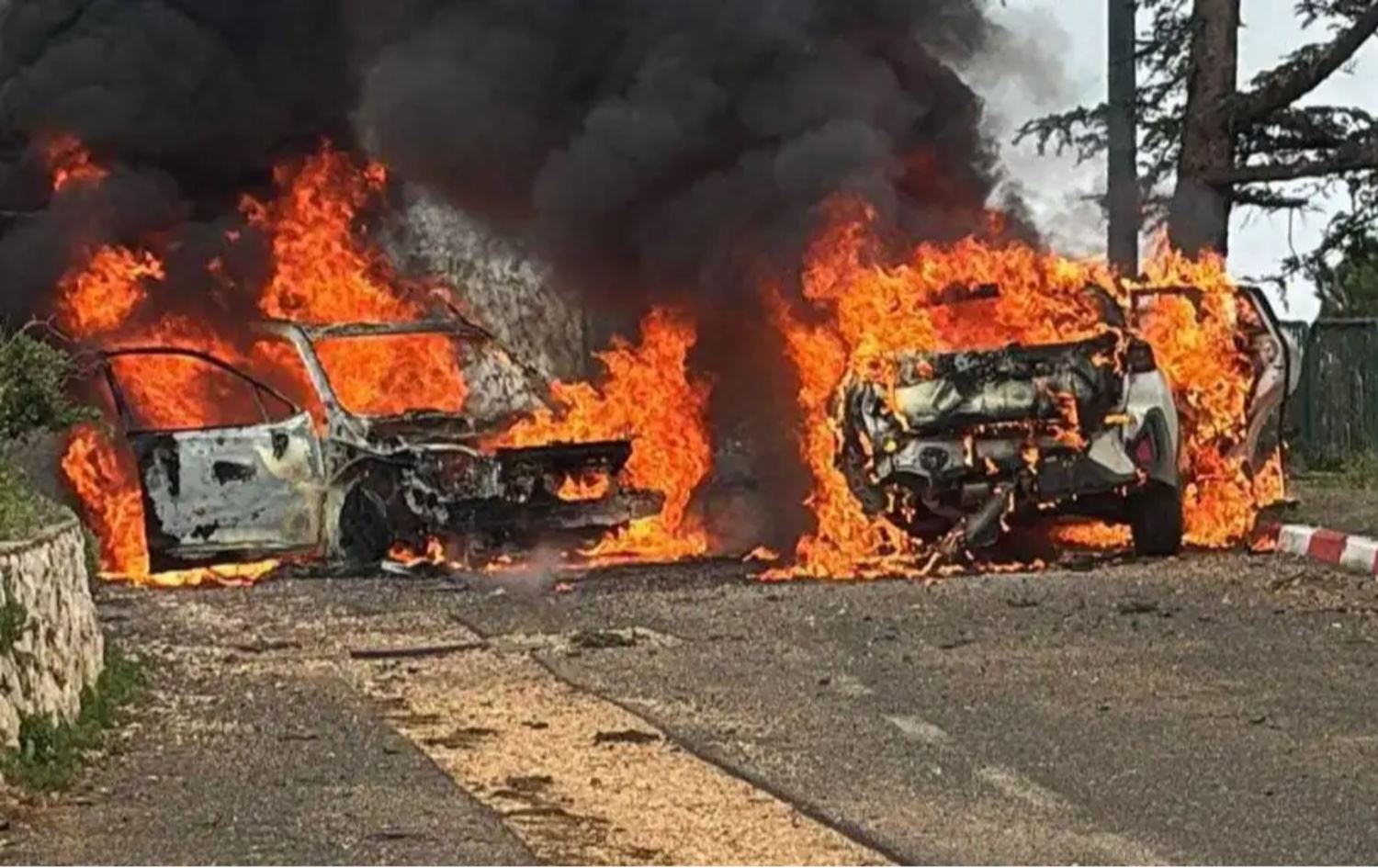 دوو ئۆتۆمبێل بەهۆی مووشەکێکی حیزبوڵڵاوە ئاگریان گرتووە- شوێن: ئیسرائیل وێنە: ئۆرشەلیم پۆست