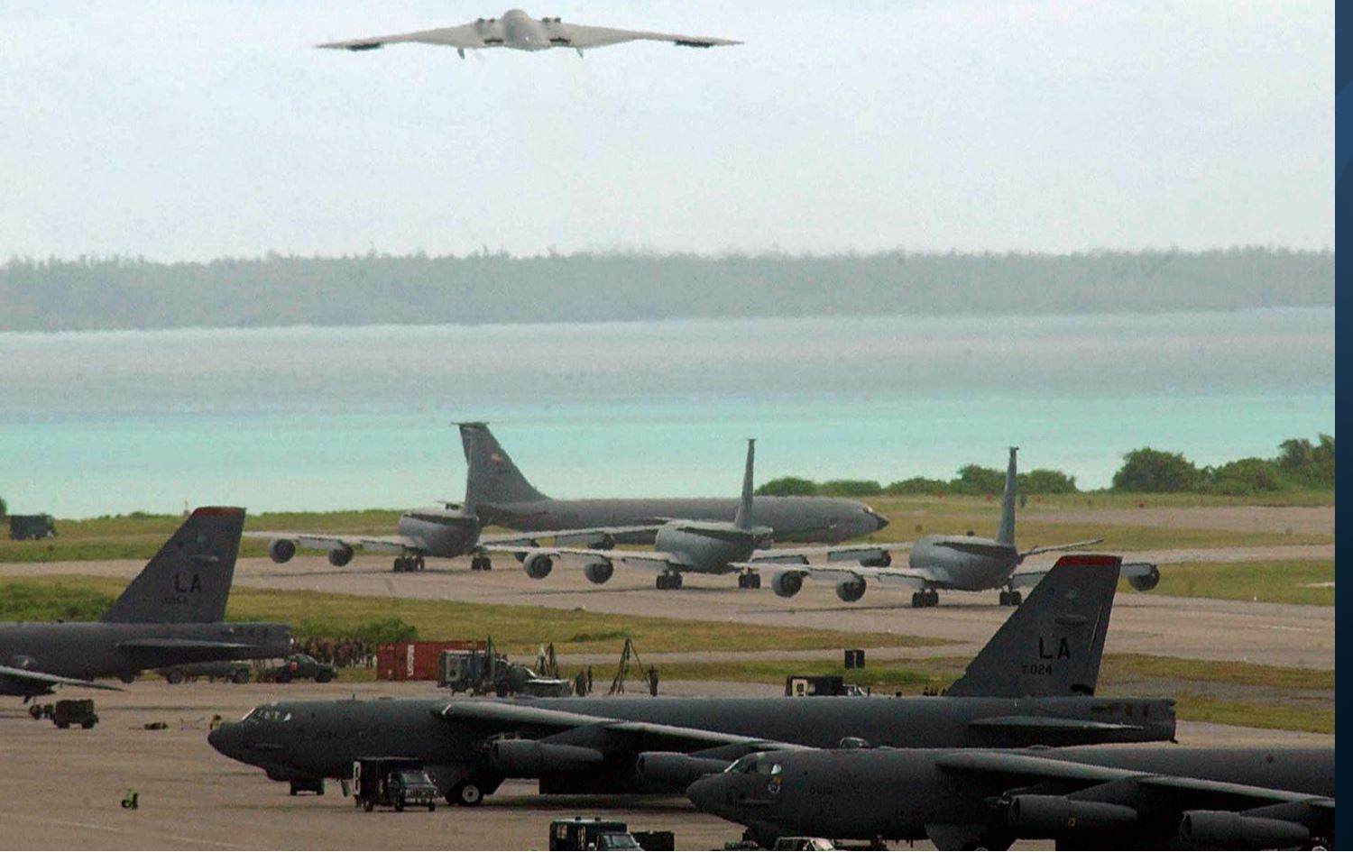 بەریتانیا: یەکێک لە مووشەکەکانی ئێران بەر لە گەیشتن بە دیێگۆ گارسیا کەوتوەتە خوارەوە و ئەوی دیکەش تێکشکێندراوە