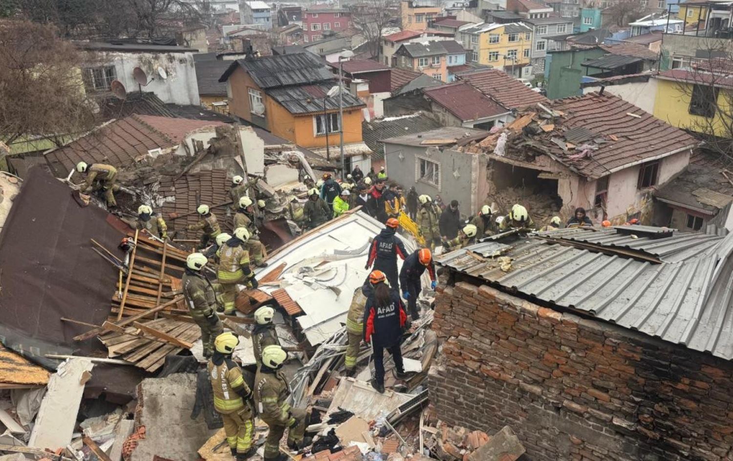 دیمەنی داروپەردووی دوو باڵەخانەکە، تیمەکانی فریاگوزاری سەرقاڵی گەڕانن بەدوای قوربانییەکاندا